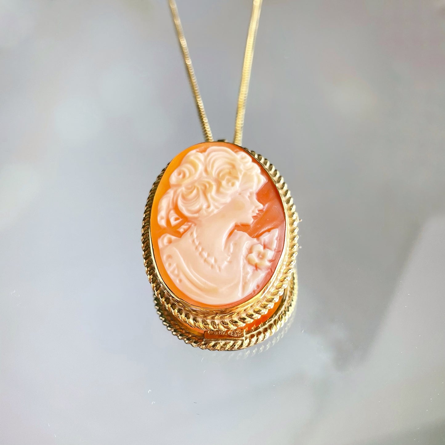CLASSIC CAMEO NECKLACE - GOLDEN