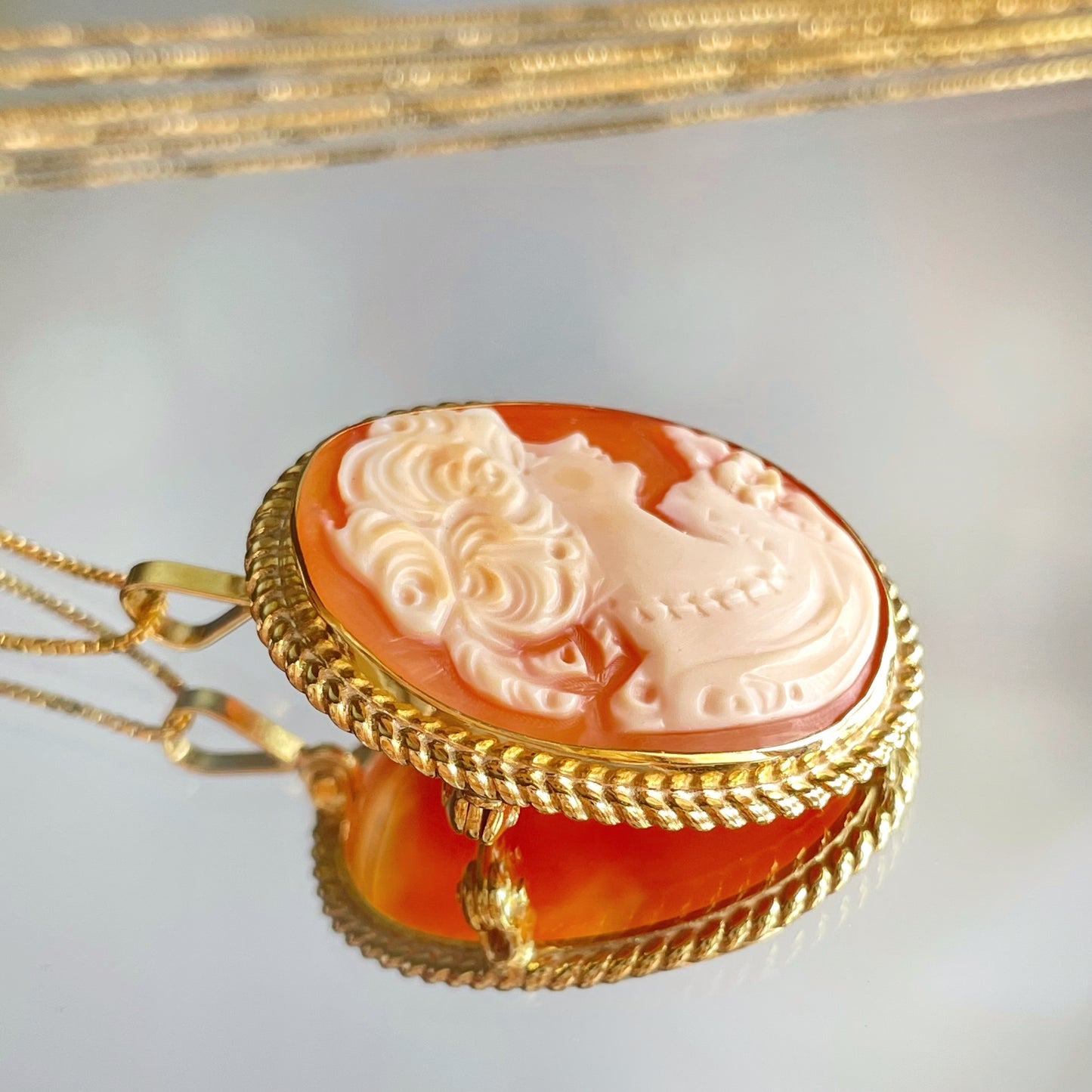 CLASSIC CAMEO NECKLACE - GOLDEN