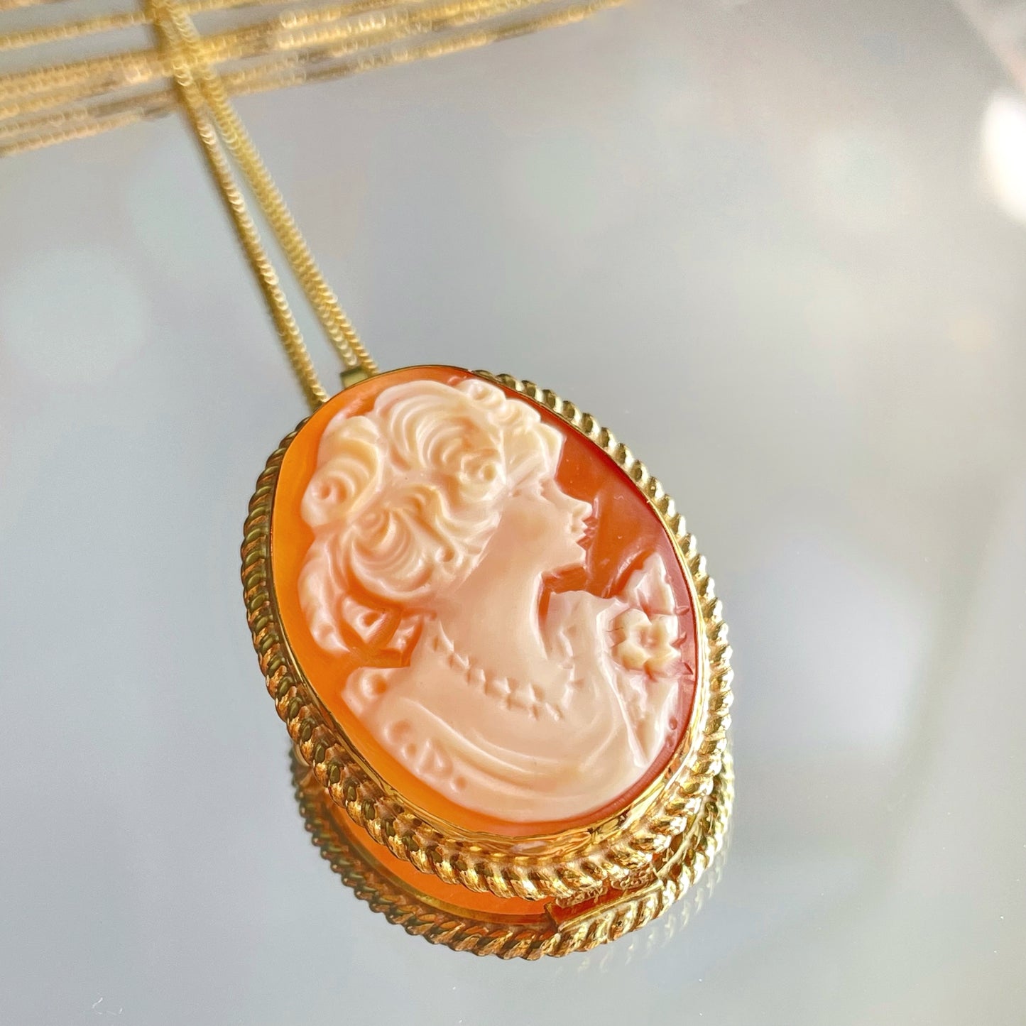CLASSIC CAMEO NECKLACE - GOLDEN